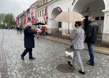 02.05.2021. Sandomierz. Działacze Prawa i Sprawiedliwości rozdali flagi. Na zdjęciu (po lewej): Krzysztof Lipiec - prezes świętokrzyskich struktur PiS / Grażyna Szlęzak-Wójcik / Radio Kielce