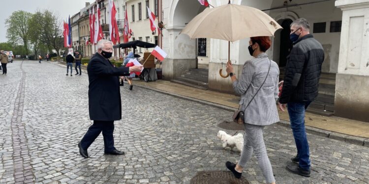 02.05.2021. Sandomierz. Działacze Prawa i Sprawiedliwości rozdali flagi. Na zdjęciu (po lewej): Krzysztof Lipiec - prezes świętokrzyskich struktur PiS / Grażyna Szlęzak-Wójcik / Radio Kielce