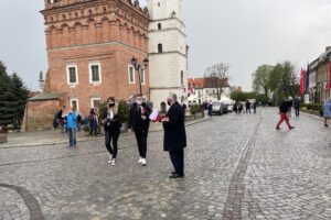 02.05.2021. Sandomierz. Działacze Prawa i Sprawiedliwości rozdali flagi. Na zdjęciu (w środku): Krzysztof Lipiec - prezes świętokrzyskich struktur PiS / Grażyna Szlęzak-Wójcik / Radio Kielce