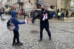 02.05.2021. Sandomierz. Działacze Prawa i Sprawiedliwości rozdali flagi. Na zdjęciu: Marek Kwitek - poseł PiS / Grażyna Szlęzak-Wójcik / Radio Kielce