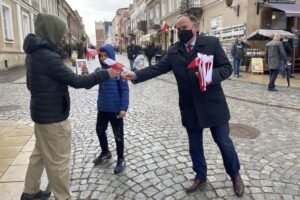 02.05.2021. Sandomierz. Działacze Prawa i Sprawiedliwości rozdali flagi. Na zdjęciu: Marek Kwitek - poseł PiS / Grażyna Szlęzak-Wójcik / Radio Kielce