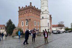 02.05.2021. Sandomierz. Działacze Prawa i Sprawiedliwości rozdali flagi / Grażyna Szlęzak-Wójcik / Radio Kielce