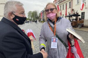 02.05.2021. Sandomierz. Działacze Prawa i Sprawiedliwości rozdali flagi. Na zdjęciu (od lewej): Krzysztof Lipiec prezes świętokrzyskich struktur PiS i Agnieszka Frańczak-Szczepanek - radna miasta Sandomierza / Grażyna Szlęzak-Wójcik / Radio Kielce