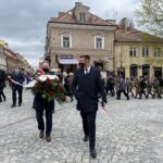 03.05.2021. Sandomierz. Rocznica uchwalenia Konstytucji 3 Maja. Na zdjęciu od lewej: Marek Kwitek - poseł PiS, Marcin Marzec - burmistrz Sandomierza  / Grażyna Szlęzak-Wójcik / Radio Kielce
