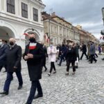 03.05.2021. Sandomierz. Rocznica uchwalenia Konstytucji 3 Maja. Na zdjęciu od lewej: Zbigniew  Kwasek - członek zarządu powiatu sandomierskiego,  Tomasz Huk - przewodniczący Rady Powiatu Sandomierskiego, Marcin Piwnik - starosta sandomierski  / Grażyna Szlęzak-Wójcik / Radio Kielce