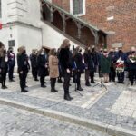 03.05.2021. Sandomierz. Rocznica uchwalenia Konstytucji 3 Maja. Na zdjęciu chór „Kościuszko” pod dyrekcją Beaty Ryńskiej  / Grażyna Szlęzak-Wójcik / Radio Kielce