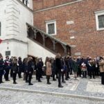 03.05.2021. Sandomierz. Rocznica uchwalenia Konstytucji 3 Maja. Na zdjęciu chór „Kościuszko” pod dyrekcją Beaty Ryńskiej  / Grażyna Szlęzak-Wójcik / Radio Kielce