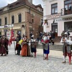 03.05.2021. Sandomierz. Rocznica uchwalenia Konstytucji 3 Maja. Na zdjęciu przedstawiciele Chorągwi Rycerstwa Ziemi Sandomierskiej, pierwszy z lewej: kasztelan Karol Bury  / Grażyna Szlęzak-Wójcik / Radio Kielce