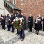 03.05.2021. Sandomierz. Rocznica uchwalenia Konstytucji 3 Maja. Na zdjęciu w pierwszym rzędzie od lewej: Anna Szewczyk - Starostwo Powiatowe w Sandomierzu, Krzysztof Szatan - przewodniczący klubu   PiS w Radzie Miasta Sandomierza,  Ryszard Nagórny - członek zarządu powiatu sandomierskiego, Tomasz Huk - przewodniczący Rady Powiatu Sandomierskiego, Marcin Marzec - burmistrz Sandomierza, Marek Kwitek - poseł PiS. W drugim rzędzie od prawej: Aneta Przyłucka - sekretarz Sandomierza, Janusz Stasiak - zastępca burmistrza / Grażyna Szlęzak-Wójcik / Radio Kielce