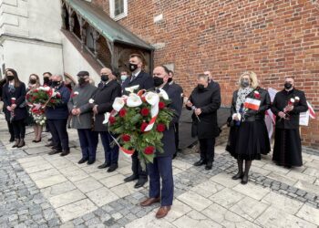 03.05.2021. Sandomierz. Rocznica uchwalenia Konstytucji 3 Maja. Na zdjęciu w pierwszym rzędzie od lewej: Anna Szewczyk - Starostwo Powiatowe w Sandomierzu, Krzysztof Szatan - przewodniczący klubu   PiS w Radzie Miasta Sandomierza,  Ryszard Nagórny - członek zarządu powiatu sandomierskiego, Tomasz Huk - przewodniczący Rady Powiatu Sandomierskiego, Marcin Marzec - burmistrz Sandomierza, Marek Kwitek - poseł PiS. W drugim rzędzie od prawej: Aneta Przyłucka - sekretarz Sandomierza, Janusz Stasiak - zastępca burmistrza / Grażyna Szlęzak-Wójcik / Radio Kielce