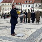 03.05.2021. Sandomierz. Rocznica uchwalenia Konstytucji 3 Maja. Przy mównicy poseł PiS - Marek Kwitek / Grażyna Szlęzak-Wójcik / Radio Kielce