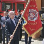 30.05.2021. Gadka, gm. Mirzec. Uroczystość przekazania sztandaru strażakom OSP Gadka. Sztandar przekazuje Krzysztof Lipiec, poseł PiS / Anna Głąb / Radio Kielce