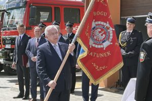 30.05.2021. Gadka, gm. Mirzec. Uroczystość przekazania sztandaru strażakom OSP Gadka. Sztandar przekazuje Krzysztof Lipiec, poseł PiS / Anna Głąb / Radio Kielce