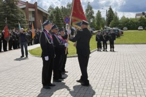 30.05.2021. Gadka, gm. Mirzec. Uroczystość przekazania sztandaru strażakom OSP Gadka / Anna Głąb / Radio Kielce