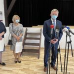 05.05.2021. Zawichost. Remiza po przebudowie. Na zdjęciu od lewej Edyta Rębiś - przewodnicząca Rady Miasta w Zawichoście, Katarzyna Kondziołka - burmistrz Zawichostu, senator PiS Jarosław Rusiecki / Grażyna Szlęzak-Wójcik / Radio Kielce