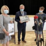 05.05.2021. Zawichost. Remiza po przebudowie. Na zdjęciu od lewej senator PiS Jarosław Rusiecki, Katarzyna Kondziołka - burmistrz Zawichostu, Edyta Rębiś - przewodnicząca Rady Miasta w Zawichoście / Grażyna Szlęzak-Wójcik / Radio Kielce