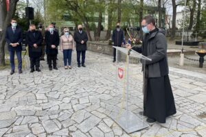 08.05.2021. Sandomierz. Uroczystości z okazji   rocznicy zakończenia II wojny światowej. Na zdjęciu (z prawej): ks. Bartłomiej Krzos / Grażyna Szlęzak-Wójcik / Radio Kielce