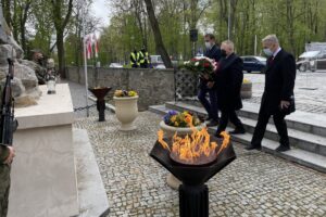 08.05.2021. Sandomierz. Uroczystości z okazji   rocznicy zakończenia II wojny światowej. Na zdjęciu: delegacja władz miasta, od lewej: Piotr Chojnacki - zastępca przewodniczącego rady miasta, Janusz Stasiak - zastępca burmistrza Sandomierza, radny Andrzej Bolewski / Grażyna Szlęzak-Wójcik / Radio Kielce