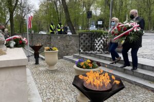 08.05.2021. Sandomierz. Uroczystości z okazji   rocznicy zakończenia II wojny światowej. Na zdjęciu: delegacja władz powiatu, od lewej: Grażyna Szklarska - członek zarządu powiatu, Tomasz Huk - przewodniczący rady powiatu sandomierskiego / Grażyna Szlęzak-Wójcik / Radio Kielce