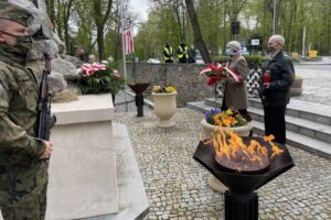 08.05.2021. Sandomierz. Uroczystości z okazji   rocznicy zakończenia II wojny światowej. Na zdjęciu: delegacja organizacji kombatanckich, od lewej: Danuta Paszkowska z koła Światowego Związku Żołnierzy Armii Krajowej i Janusz Bogucki - prezes Związku Żołnierzy Wojska Polskiego / Grażyna Szlęzak-Wójcik / Radio Kielce