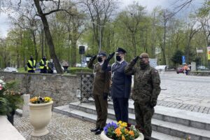 08.05.2021. Sandomierz. Uroczystości z okazji   rocznicy zakończenia II wojny światowej. Na zdjęciu (od lewej): kpt Łukasz Zieja - Wojskowa Komenda Uzupełnień, por. Adam Rajkowski - 3. Sandomierski Batalion Radiotechniczny, ppor. Andrzej Garga - 102. batalion piechoty lekkiej WOT / Grażyna Szlęzak-Wójcik / Radio Kielce