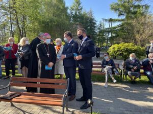 09.05.2021 Sandomierz. Poświęcenie kapliczki Matki Bożej Uzdrowienia Chorych. Na zdjęciu od lewej: biskup Krzysztof Nitkiewicz, Marek Kos - dyrektor Szpitala Specjalistycznego im. Ducha Świętego w Sandomierzu, Marcin Piwnik - starosta sandomierski / Grażyna Szlęzak-Wójcik / Radio Kielce