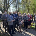09.05.2021 Sandomierz. Poświęcenie kapliczki Matki Bożej Uzdrowienia Chorych. Na zdjęciu od lewej: Andrzej Swajda - sekretarz powiatu,  członkowie zarządu powiatu :  Zbigniew Kwasek i  Ryszard Nagórny,  Tomasz Huk - przewodniczący rady powiatu sandomierskiego / Grażyna Szlęzak-Wójcik / Radio Kielce