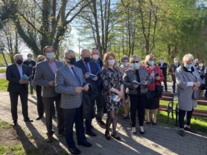 09.05.2021 Sandomierz. Poświęcenie kapliczki Matki Bożej Uzdrowienia Chorych. Na zdjęciu od lewej: Andrzej Swajda - sekretarz powiatu, członkowie zarządu powiatu : Zbigniew Kwasek i Ryszard Nagórny, Tomasz Huk - przewodniczący rady powiatu sandomierskiego / Grażyna Szlęzak-Wójcik / Radio Kielce