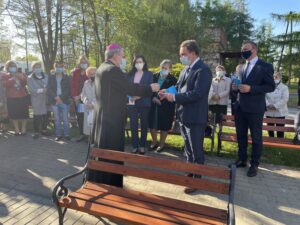 09.05.2021 Sandomierz. Poświęcenie kapliczki Matki Bożej Uzdrowienia Chorych. Na zdjęciu od lewej biskup Krzysztof Nitkiewicz, Marek Kos - dyrektor Szpitala Specjalistycznego im. Ducha Świętego w Sandomierzu, Marcin Piwnik - starosta sandomierski / Grażyna Szlęzak-Wójcik / Radio Kielce