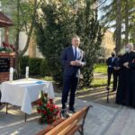 09.05.2021 Sandomierz. Poświęcenie kapliczki Matki Bożej Uzdrowienia Chorych. Na zdjęciu przemawia  Marcin Piwnik - starosta sandomierski, z prawej ks. Tadeusz Pawłowski kapelan   szpitala w Sandomierzu . / Grażyna Szlęzak-Wójcik / Radio Kielce