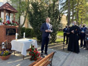 09.05.2021 Sandomierz. Poświęcenie kapliczki Matki Bożej Uzdrowienia Chorych. Na zdjęciu przemawia Marcin Piwnik - starosta sandomierski, z prawej ks. Tadeusz Pawłowski kapelan szpitala w Sandomierzu . / Grażyna Szlęzak-Wójcik / Radio Kielce