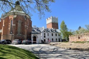 16.05.2021. Sandomierz. Przebudowa parkingu przy kościele św. Ducha / Grażyna Szlęzak-Wójcik / Radio Kielce