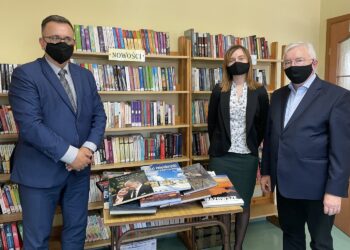 11.05.2021 Iwaniska. Na zdjęciu (od lewej):  Marek Staniek - wójt Iwanisk, Dominika Religa - p.o dyrektora Gminnego Centrum Biblioteki i Kultury w Iwaniskach, poseł Krzysztof Lipiec / Michał Kita / Radio Kielce