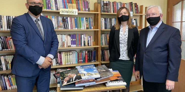 11.05.2021 Iwaniska. Na zdjęciu (od lewej):  Marek Staniek - wójt Iwanisk, Dominika Religa - p.o dyrektora Gminnego Centrum Biblioteki i Kultury w Iwaniskach, poseł Krzysztof Lipiec / Michał Kita / Radio Kielce