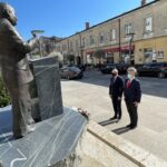 12.05.2021 Kielce. Złożenie kwiatów pod pomnikiem Przemysława Gosiewskiego w dniu jego urodzin. Na zdjęciu: Krzysztof Słoń - senator PiS, Rafał Nowak - wicewojewoda świętokrzyski / Michał Kita / Radio Kielce