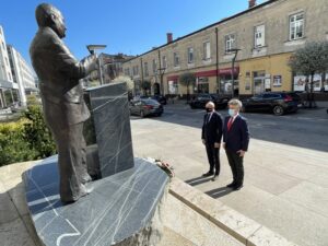 12.05.2021 Kielce. Złożenie kwiatów pod pomnikiem Przemysława Gosiewskiego w dniu jego urodzin. Na zdjęciu: Krzysztof Słoń - senator PiS, Rafał Nowak - wicewojewoda świętokrzyski / Michał Kita / Radio Kielce