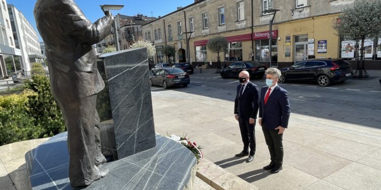 12.05.2021 Kielce. Złożenie kwiatów pod pomnikiem Przemysława Gosiewskiego w dniu jego urodzin. Na zdjęciu: Krzysztof Słoń - senator PiS, Rafał Nowak - wicewojewoda świętokrzyski / Michał Kita / Radio Kielce