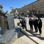 12.05.2021 Kielce. Rocznica urodzin wicepremiera Przemysława Gosiewskiego. Przed pomnikiem delegacja Prawa i Sprawiedliwości, kwiaty składa poseł Krzysztof Lipiec / Michał Kita / Radio Kielce