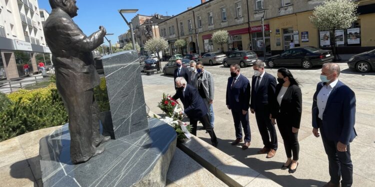 12.05.2021 Kielce. Rocznica urodzin wicepremiera Przemysława Gosiewskiego. Przed pomnikiem delegacja Prawa i Sprawiedliwości, kwiaty składa poseł Krzysztof Lipiec / Michał Kita / Radio Kielce