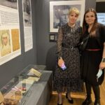 23.05.2021. Sandomierz. Wystawa opowiadająca o o życiu Stanisława Szwarca-Bronikowskiego. Na zdjęciu (od lewej): Iwona Łukawska - p.o. dyrektora Muzeum Okręgowego w Sandomierzu i Weronika Szwarc-Bronikowska / Grażyna Szlęzak-Wójcik / Radio Kielce