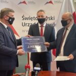 20.05.2021. Kielce. Dofinansowanie dla gminy Fałków. Na zdjęciu (od lewej): Andrzej Pruś - przewodniczący Sejmiku Województwa Świętokrzyskiego, Zbigniew Koniusz - wojewoda świętokrzyski i Henryk Konieczny - wójt Fałkowa / Michał Kita / Radio Kielce