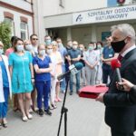 28.05.2021. Kielce. Szpital Kielecki. Wojewoda dziękuje medykom. Na zdjęciu (z prawej): Zbigniew Koniusz - wojewoda świętokrzyski / Wiktor Taszłow / Radio Kielce
