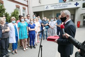 28.05.2021. Kielce. Szpital Kielecki. Wojewoda dziękuje medykom. Na zdjęciu (z prawej): Zbigniew Koniusz - wojewoda świętokrzyski / Wiktor Taszłow / Radio Kielce