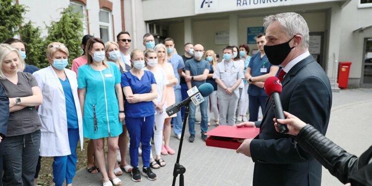 28.05.2021. Kielce. Szpital Kielecki. Wojewoda dziękuje medykom. Na zdjęciu (z prawej): Zbigniew Koniusz - wojewoda świętokrzyski / Wiktor Taszłow / Radio Kielce