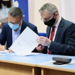 28.05.2021. Kielce. Urząd Wojewódzki. Podpisanie umów  z organizacjami pozarządowymi dotyczące wsparcia w obszarze pomocy społecznej. Na zdjęciu (od lewej): Marcin Agatowski - prezes Stowarzyszenie PROREW, Zbigniew Koniusz - wojewoda świętokrzyski / Wiktor Taszłow / Radio Kielce