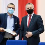 28.05.2021. Kielce. Urząd Wojewódzki. Podpisanie umów  z organizacjami pozarządowymi dotyczące wsparcia w obszarze pomocy społecznej. Na zdjęciu (od lewej): Marcin Agatowski - prezes Stowarzyszenie PROREW, Zbigniew Koniusz - wojewoda świętokrzyski / Wiktor Taszłow / Radio Kielce