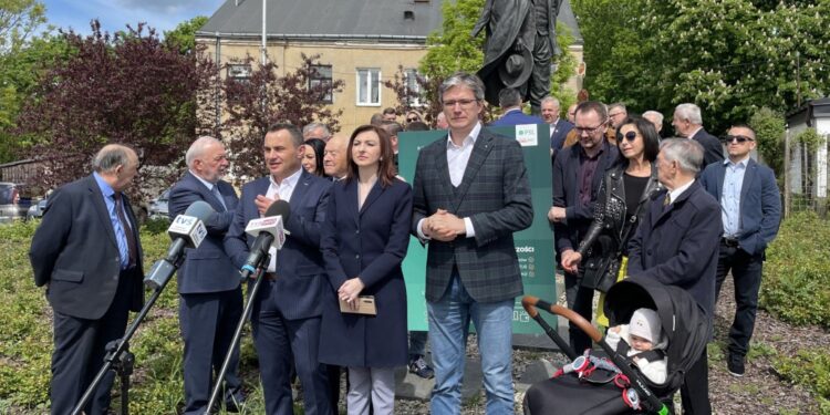 23.05.2021. Kielce. Konferencja działaczy Polskiego Stronnictwa Ludowego. Na zdjęciu (w środku): Grzegorz Dziubek - burmistrz Włoszczowy, Ewelina Bień i Adam Jarubas - europoseł PSL / Michał Kita / Radio Kielce