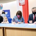 28.05.2021. Kielce. Urząd Wojewódzki. Podpisanie umów  z organizacjami pozarządowymi dotyczące wsparcia w obszarze pomocy społecznej. Na zdjęciu (od lewej): Róża Musińska - skarbnik stowarzyszenia, Agnieszka Błońska - prezes Stowarzyszenia Rodziców i Przyjaciół Wspierających Integracje przy SP nr 11 w Kielcach, Zbigniew Koniusz - wojewoda świętokrzyski / Wiktor Taszłow / Radio Kielce