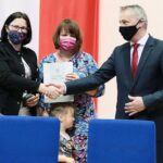 28.05.2021. Kielce. Urząd Wojewódzki. Podpisanie umów  z organizacjami pozarządowymi dotyczące wsparcia w obszarze pomocy społecznej. Na zdjęciu (od lewej): Róża Musińska - skarbnik stowarzyszenia, Agnieszka Błońska - prezes Stowarzyszenia Rodziców i Przyjaciół Wspierających Integracje przy SP nr 11 w Kielcach, Zbigniew Koniusz - wojewoda świętokrzyski / Wiktor Taszłow / Radio Kielce