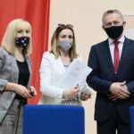 28.05.2021. Kielce. Urząd Wojewódzki. Podpisanie umów  z organizacjami pozarządowymi dotyczące wsparcia w obszarze pomocy społecznej. Na zdjęciu (od lewej): Beata Słoma -wiceprezes, Julita Kabała - prezes Towarzystwa Przyjaciół Dzieci w Suchedniowie, Zbigniew Koniusz - wojewoda świętokrzyski / Wiktor Taszłow / Radio Kielce
